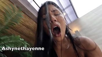 Play Ninfetinha sits giant cock