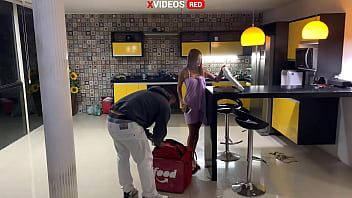 Play NOVINHA RECEIVED TOWEL PIZZA DELIVERY (full video xvideos red)