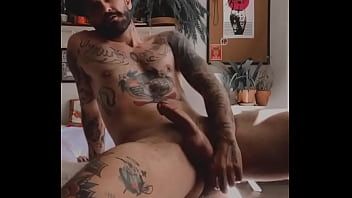Play Wagner Santiago mostra o que tem além do beijo grego