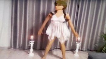 Play MONDIALU UNIVERSALU VĂ ARATĂ O PĂPUSĂ SEXUALĂ ROMÎNEASCĂ