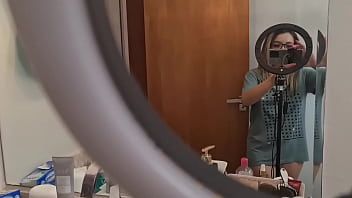 Hot blonde went to fix her hair, but let her pussy show